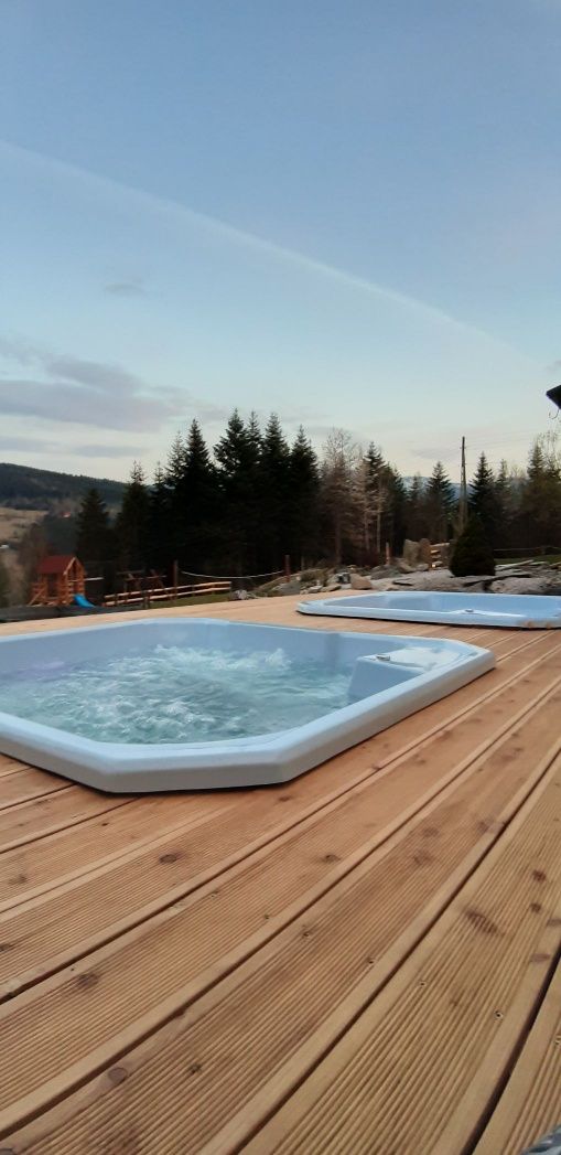 Jacuzzi SPA basen poliestrowy ogród taras wakacje altana balkon piec