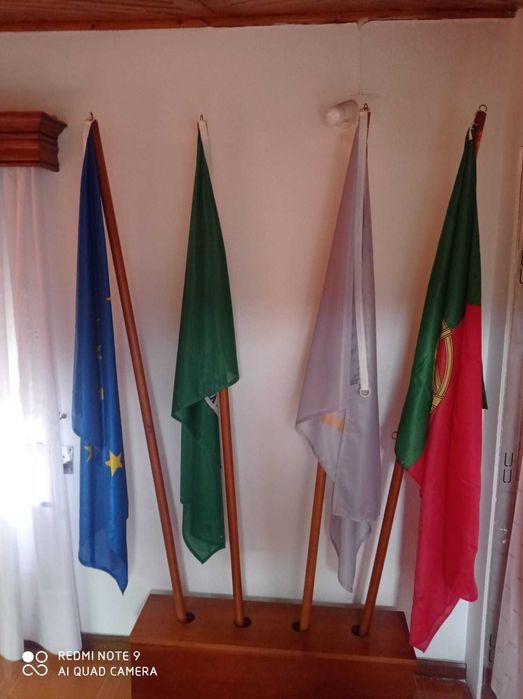 Suporte para 4 bandeiras em madeira mogno