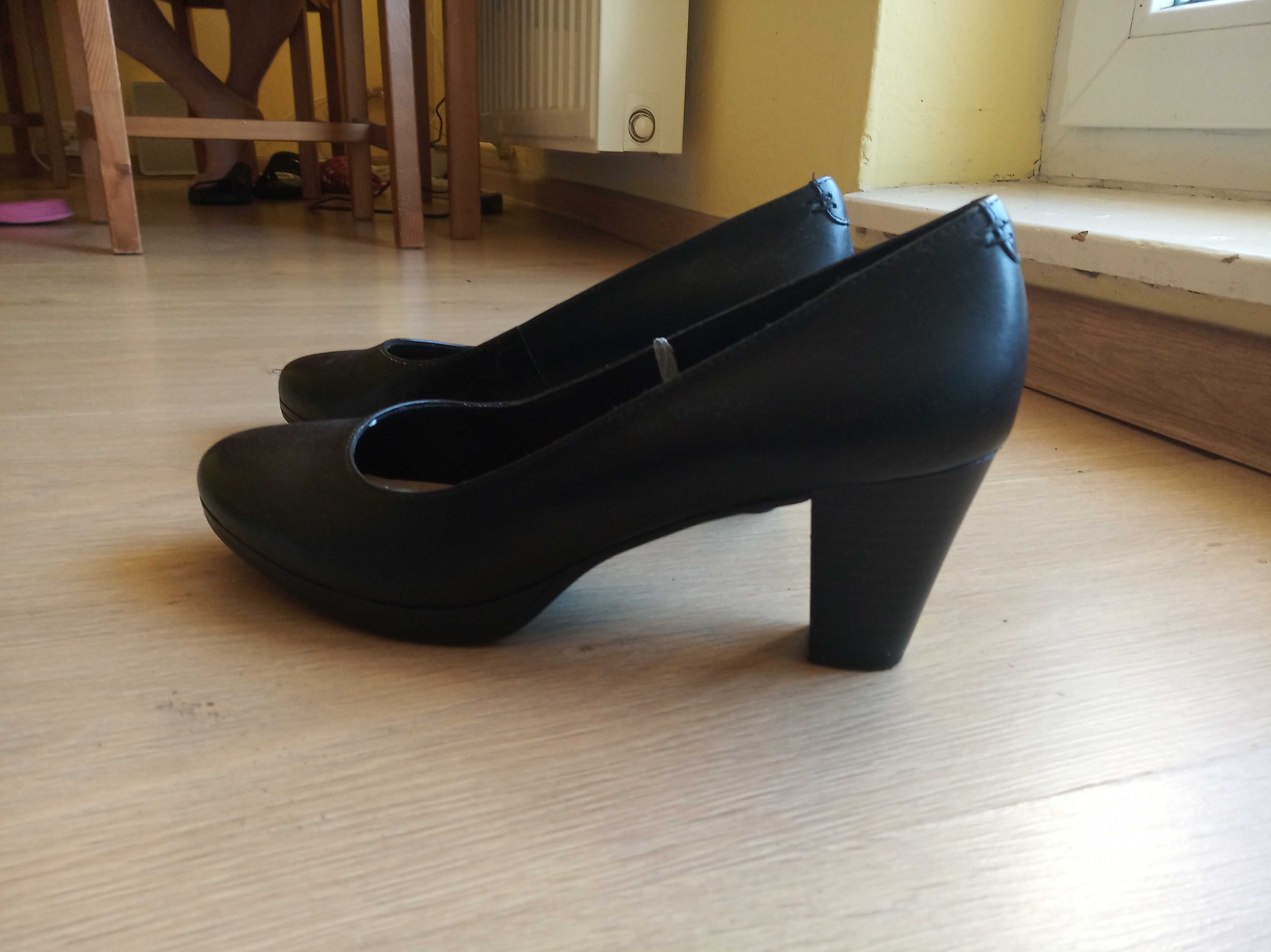 Czarne buty na obcasie rozm.40 Deichmann