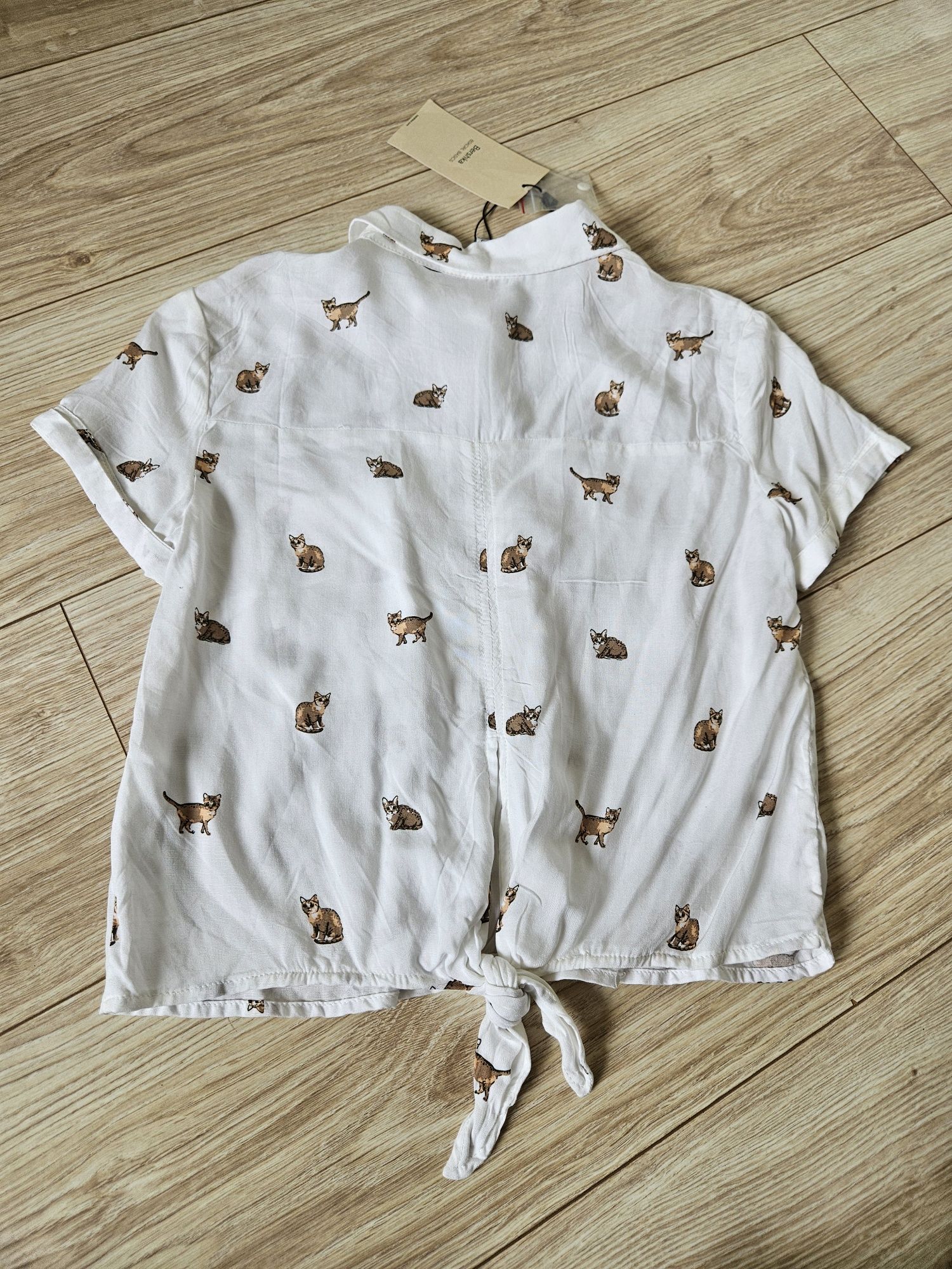 Koszula z krótkim rękawem wiązaniem Bershka 100% wiskoza w koty kotki