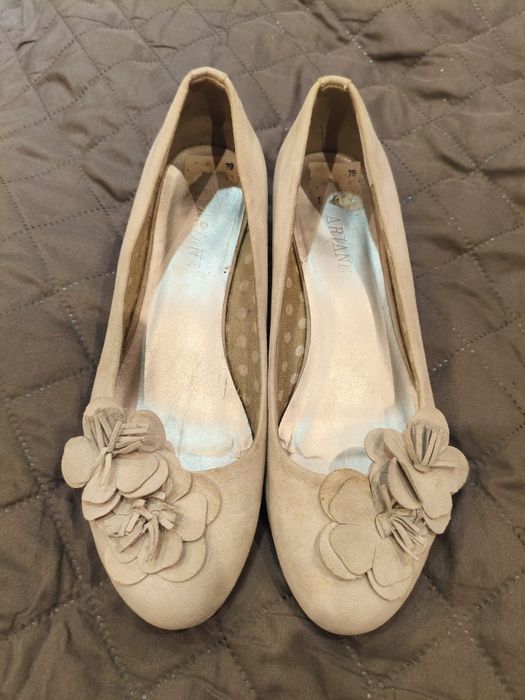 Jasne czółenka na koturnie roz. 40