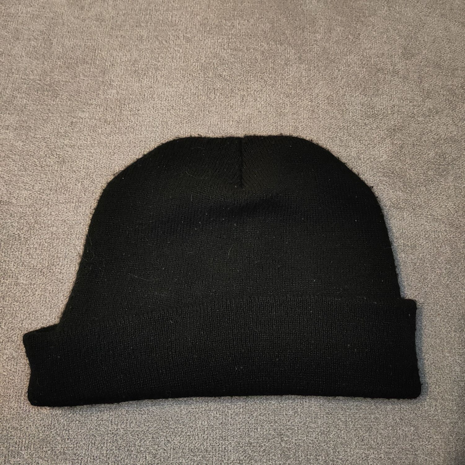 czarna czapka zimowa