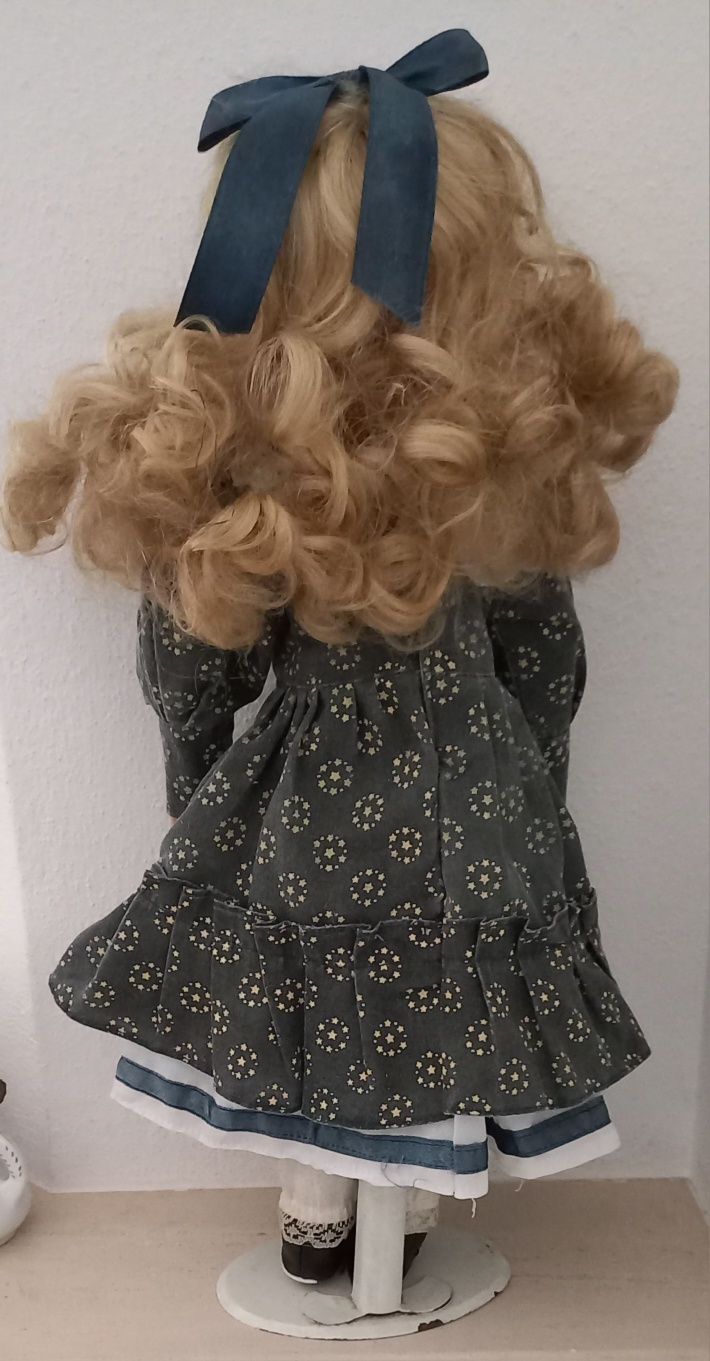 Boneca em porcelana com base