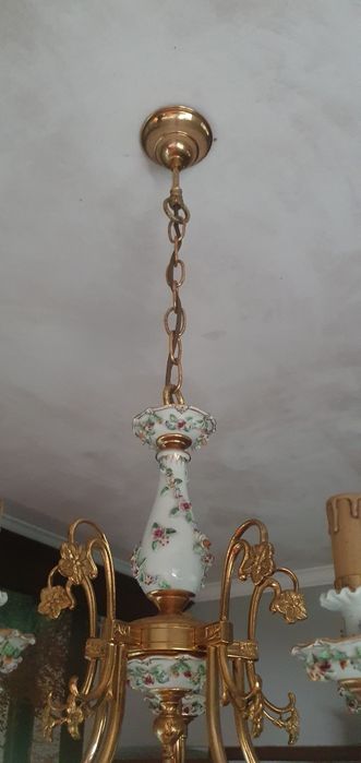 Candeeiro de teto antigo em porcelana e metal dourado