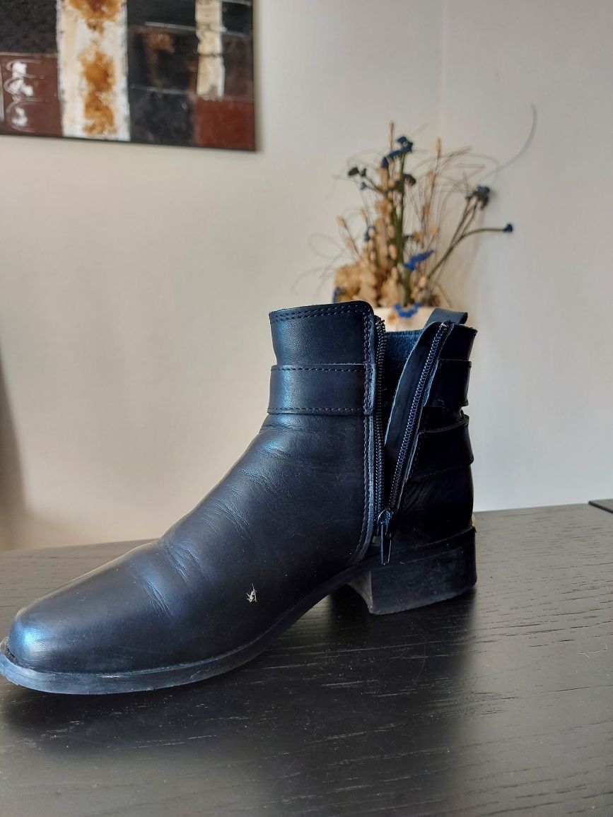 Botas pretas da Innovation