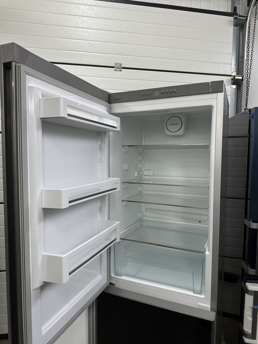 Холодильник біле скло Liebherr CN 4713 чорне скло