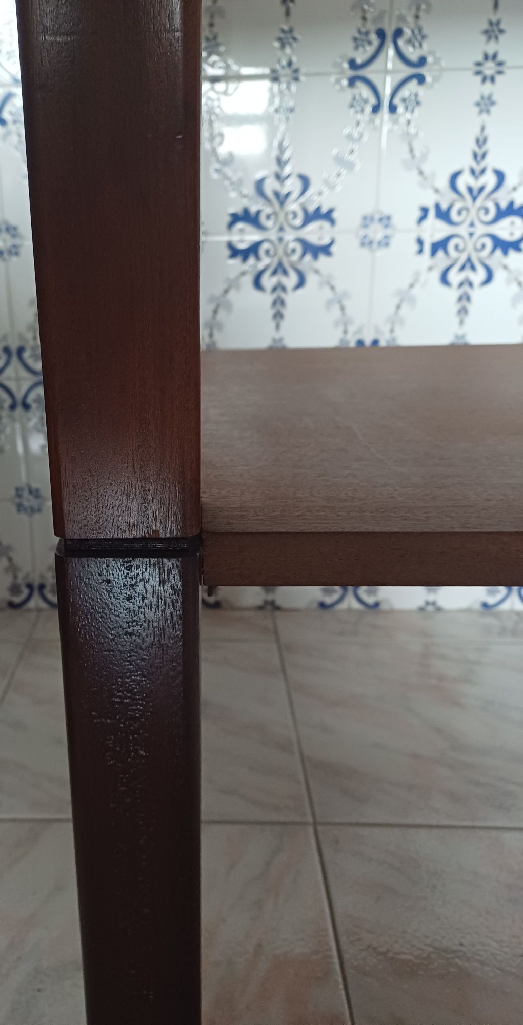 Mesa de madeira com prateleira