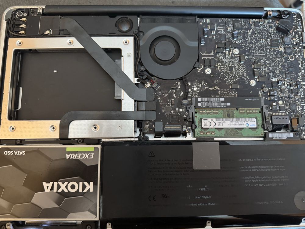 Macbook pro i5 12g ram 512SSD MacOS SEQUOIA