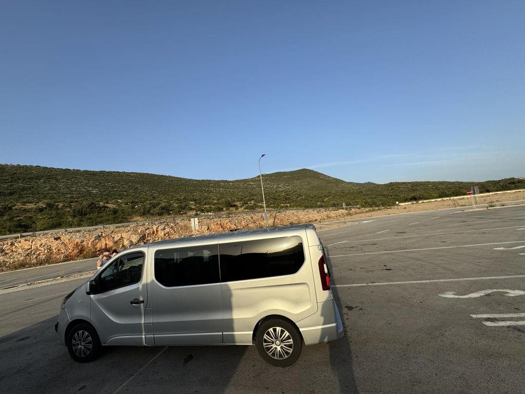 Bus na wynajem 9 osobowy Vivaro Wynajem busa 2000Km assistance lodówka