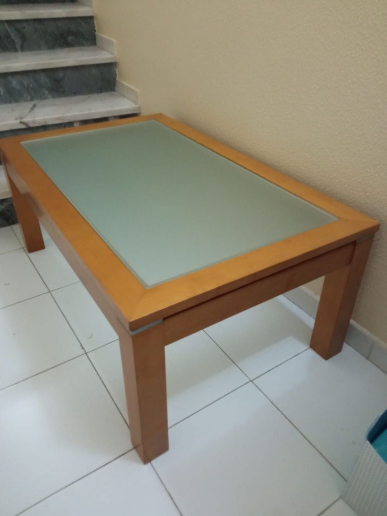 Mesa de centro com tampo de vidro