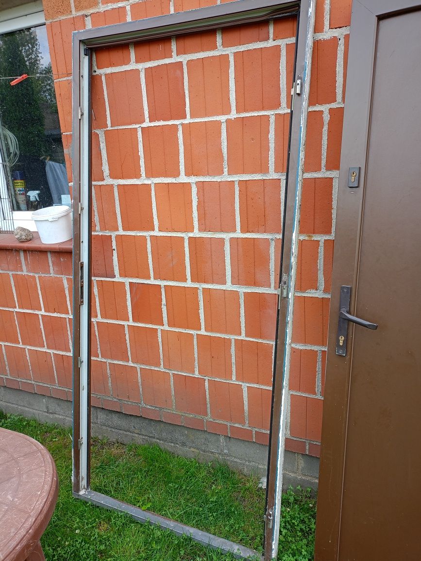 Drzwi z demontażu wejściowe zewnętrzne.