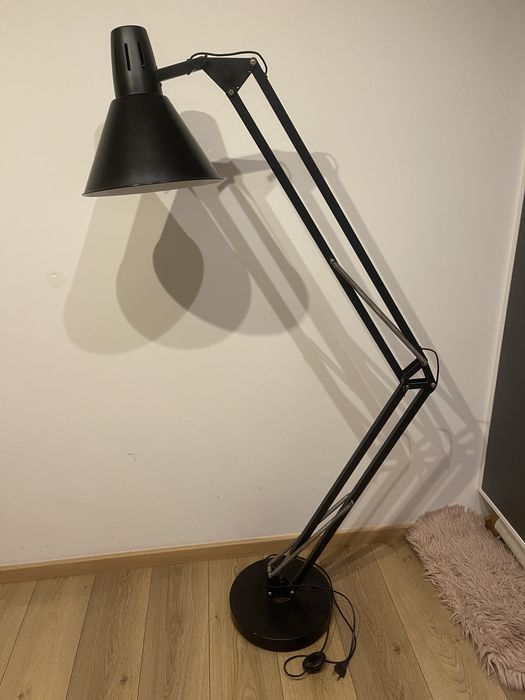 Solidna, stalowa, ciezka lampa stojaca czarna