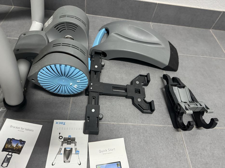 Rolo de ciclismo indoor tacx , com roda propria tacx, e tapete