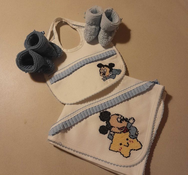 pecas bordadas a mão em ponto cruz para recém nascido