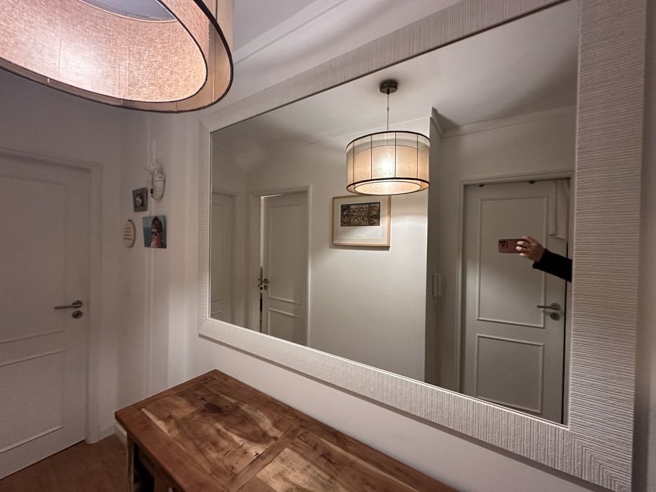 Espelho com moldura branca