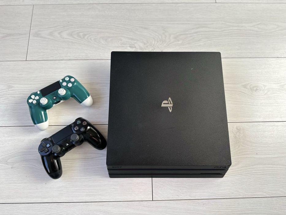 Playstation 4 PRO 1TB 2 pady