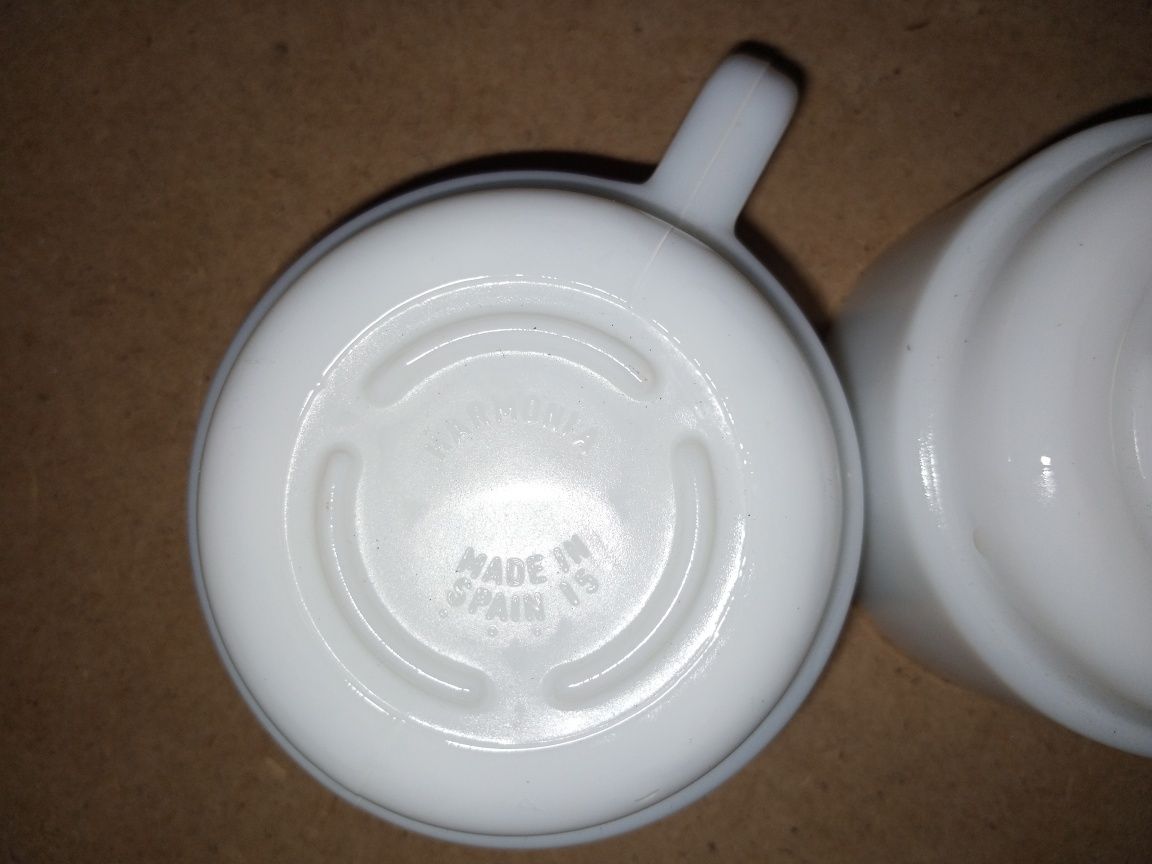 Посуд:Дві маленькі білі чашечки.