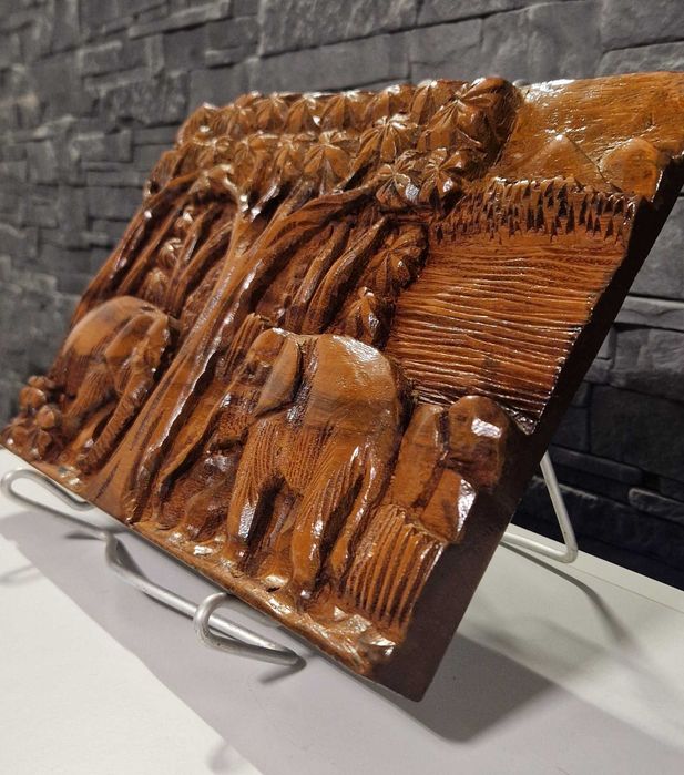 Ręcznie rzeźbiona płaskorzeźba 3D z drewna – słonie w dżungli