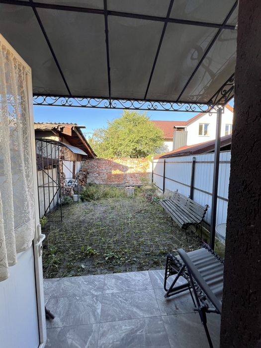 Півособняк із земельною ділянкою поруч центру міста