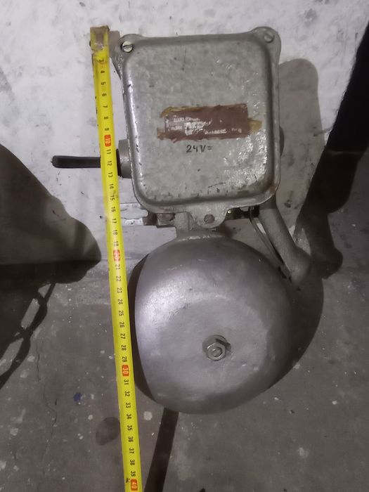 Stary dzwonek elektryczny z fabryki