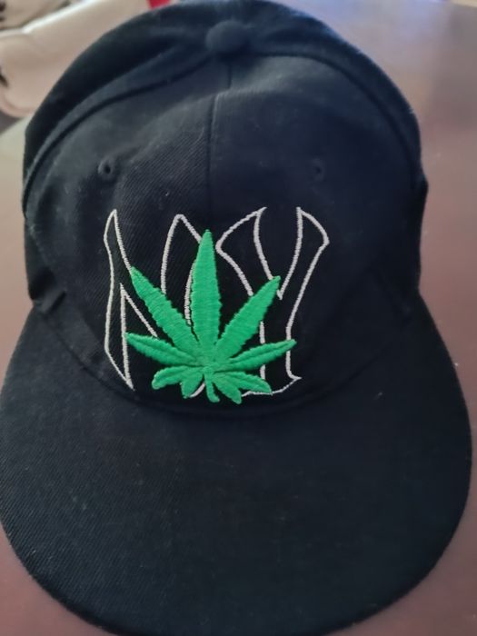 Czarna czapka z daszkiem