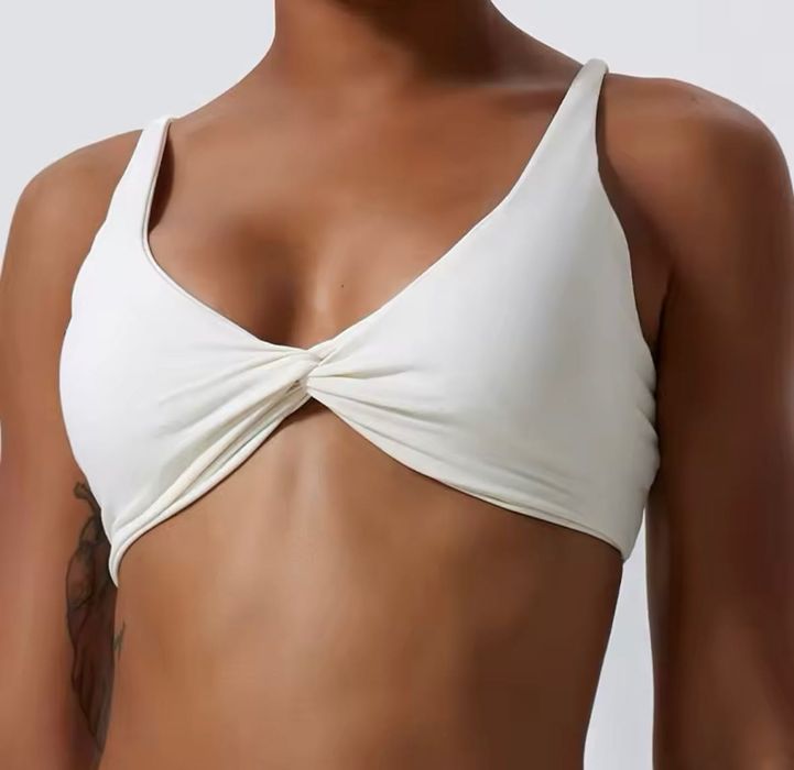 Трендовий спортивний топ з перехрестом