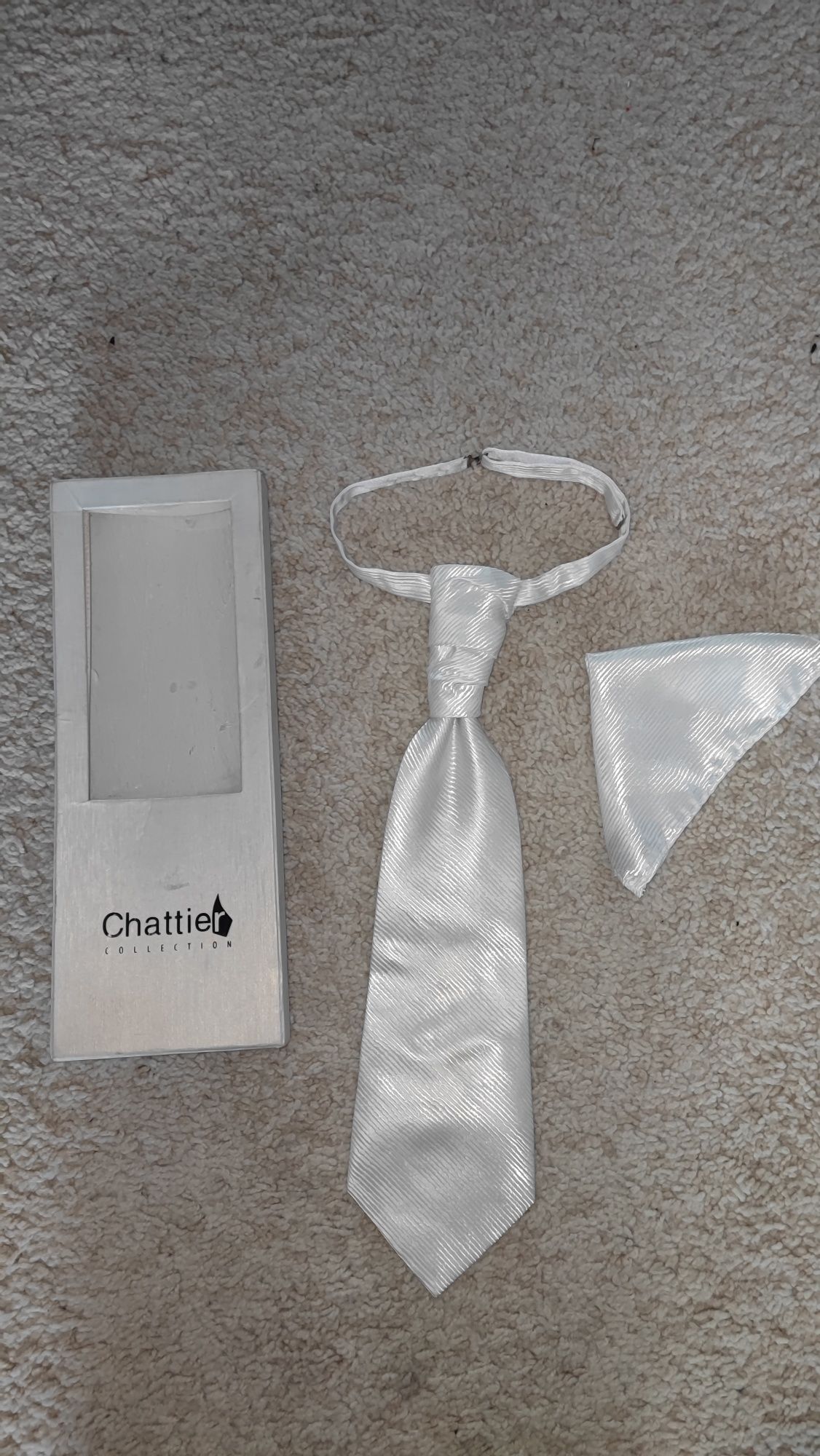 Biały krawat i butonierka zestaw ślubny Chattier