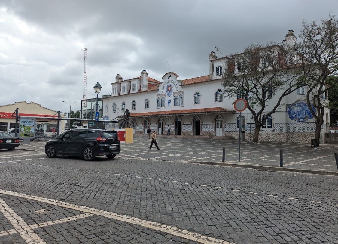 Oportunidade: vendo escritório com 3 divisões, casa de banho e garagem
