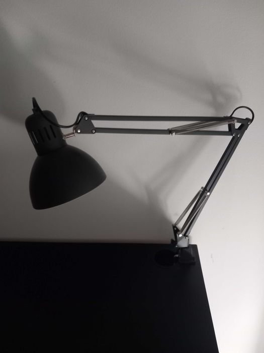 KIT IKEA Secretária MICKE + candeeiro TERTIAL + cadeira SMÄLLEN (IKEA)