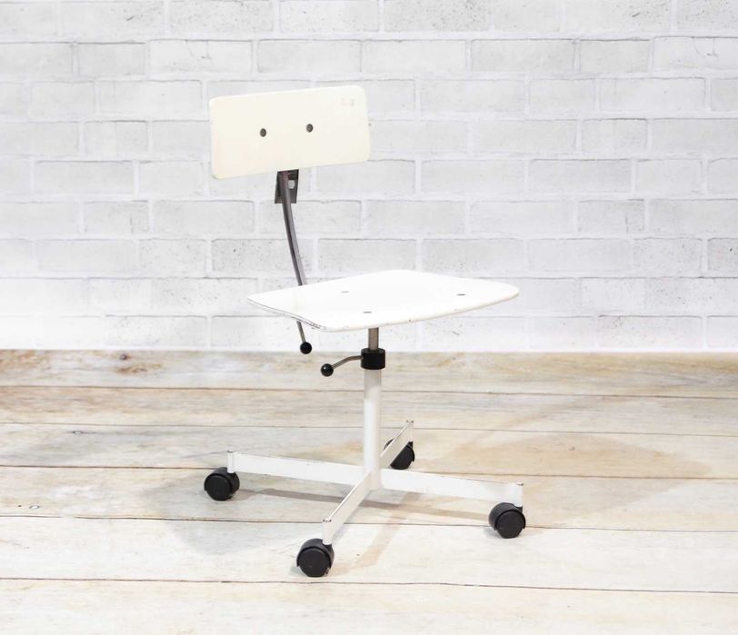 Obrotowe białe lekarskie krzesło z oparciem stołek industrial LOFT