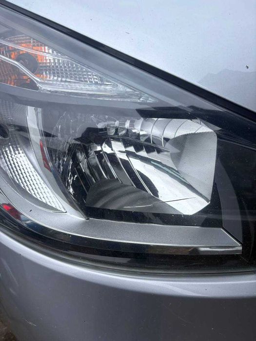 Фара права Trafic 3 Opel Vivaro Рено Трафік 3