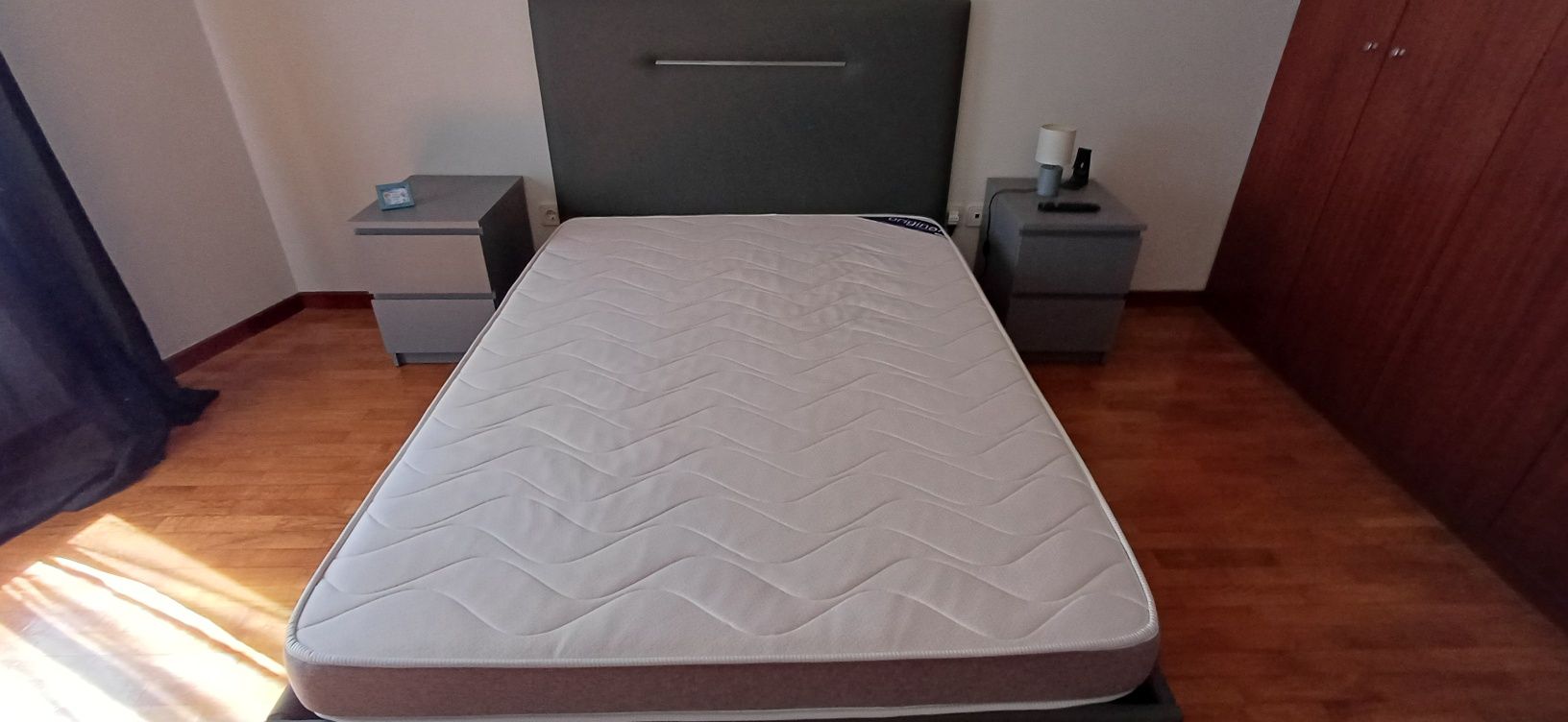Quarto de casal completo em bom estado
