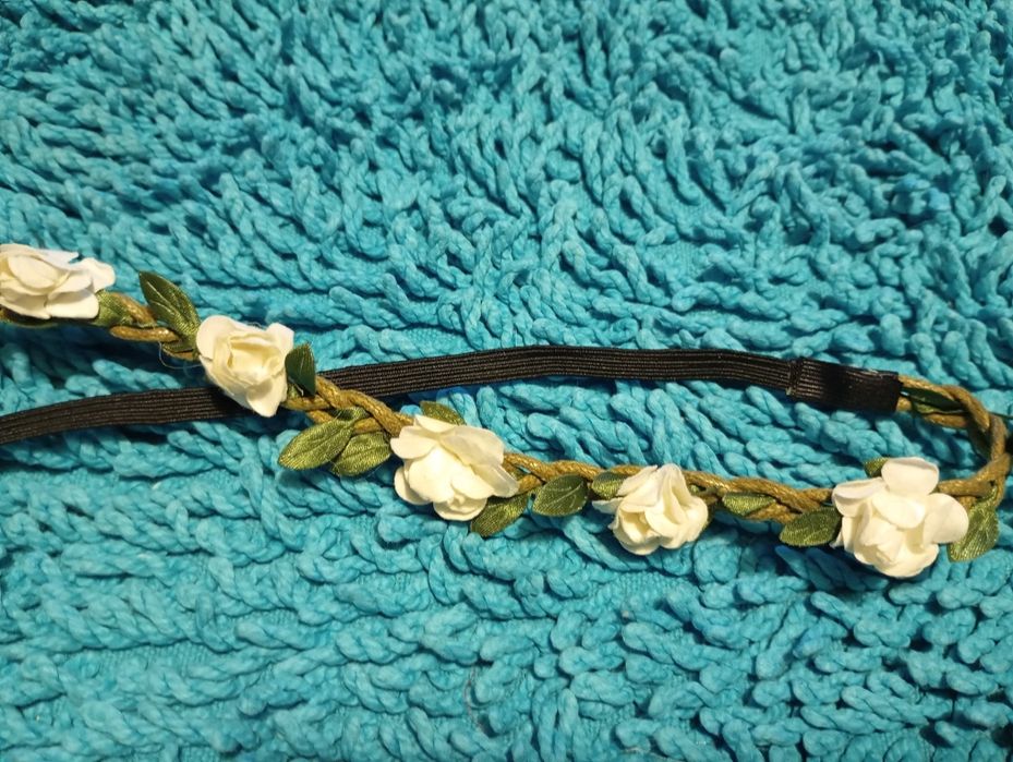 Colar branco de flores