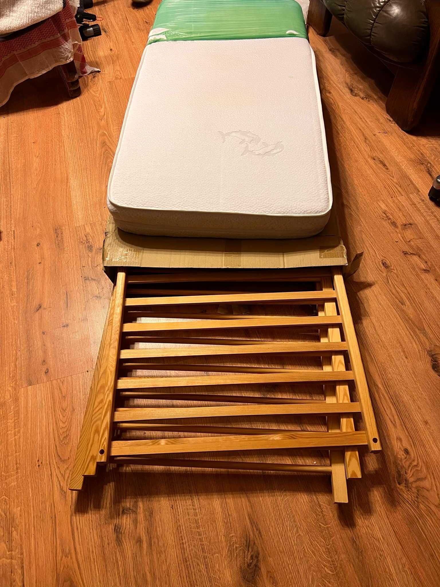 Łóżeczko dziecięce i materac, 0-4 lata. Wym. 120x60 cm.