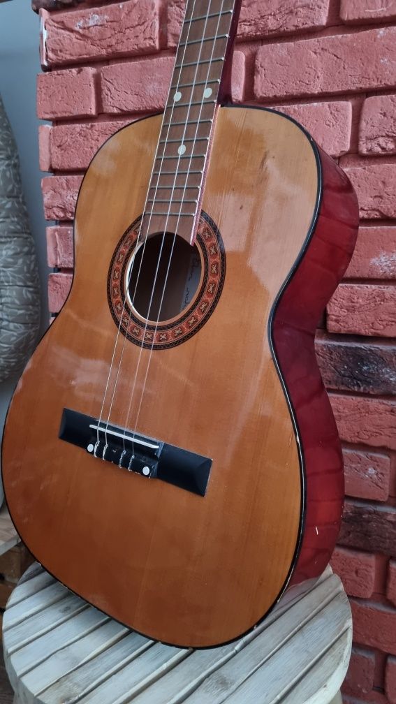 Gitara klasyczna akustyczna defil