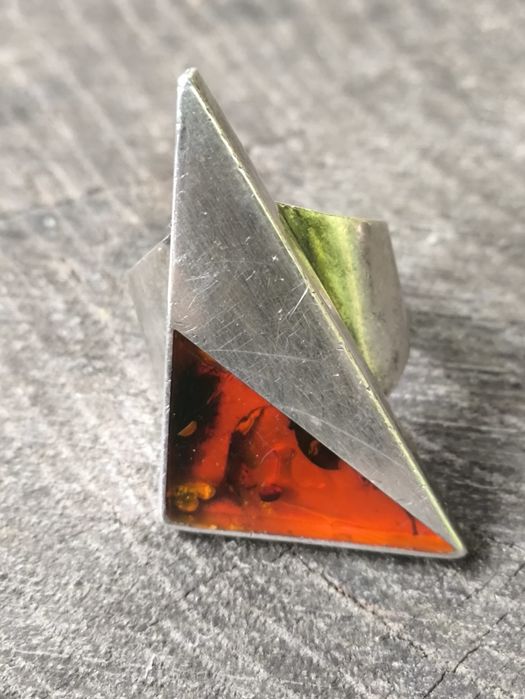 Duży srebrny pierścionek z bursztynem.  Vintage