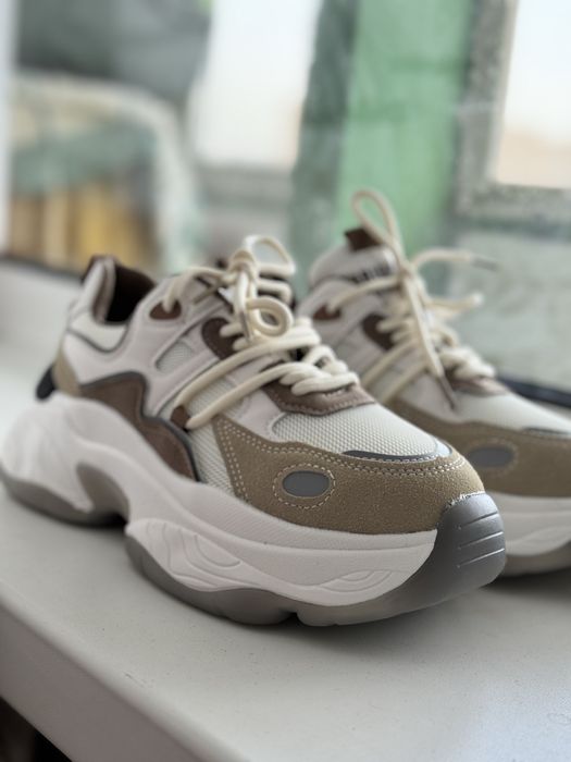 Кросівки жіночі нові