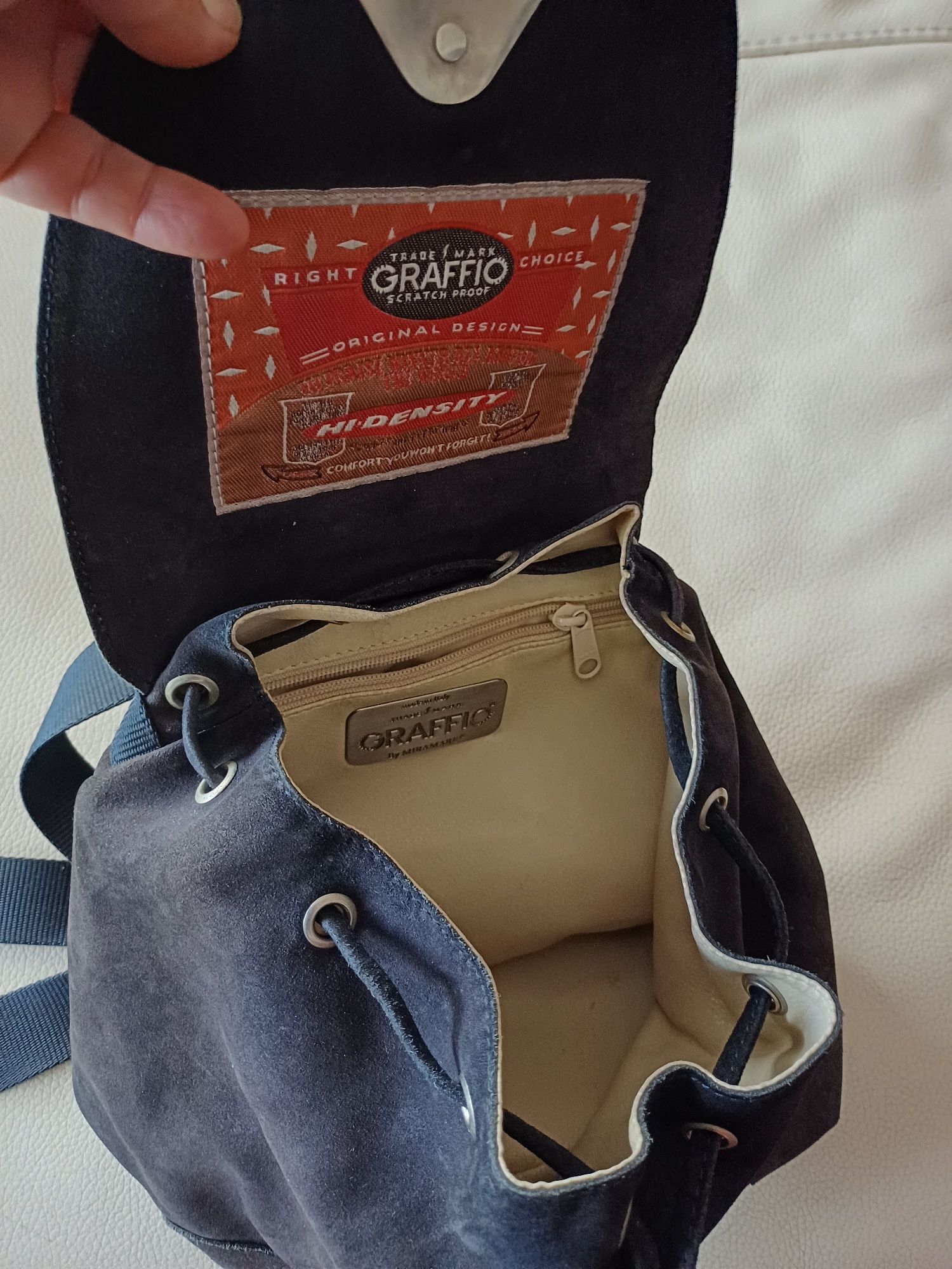 Mochila pequena em pele