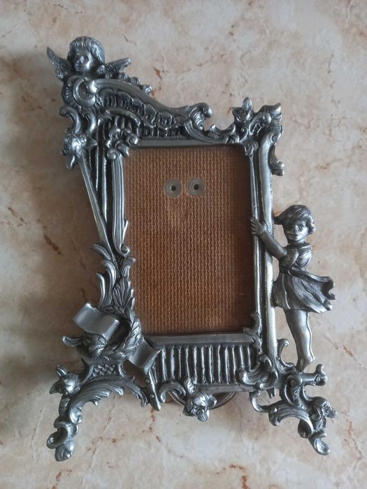 Moldura de estanho, para fotos. Nova. Trabalhada manualmente.