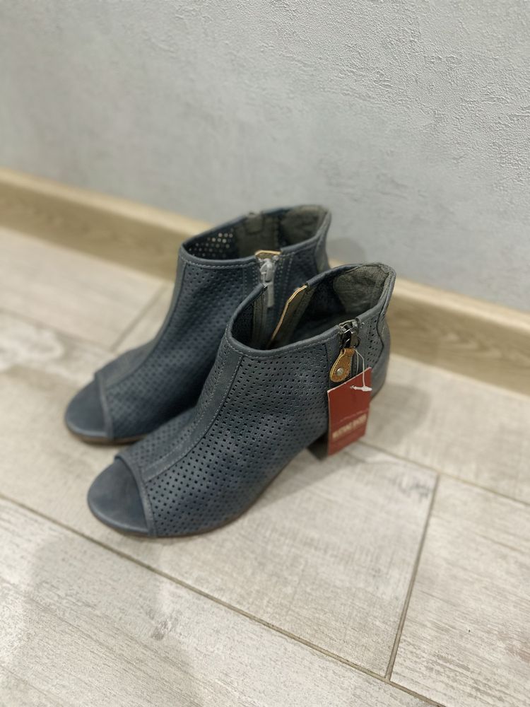 Казаки від Mustang shoes в стильному кольорі