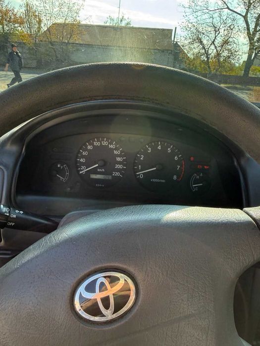 Toyota Corolla liftback 2001 года в хорошем состоянии