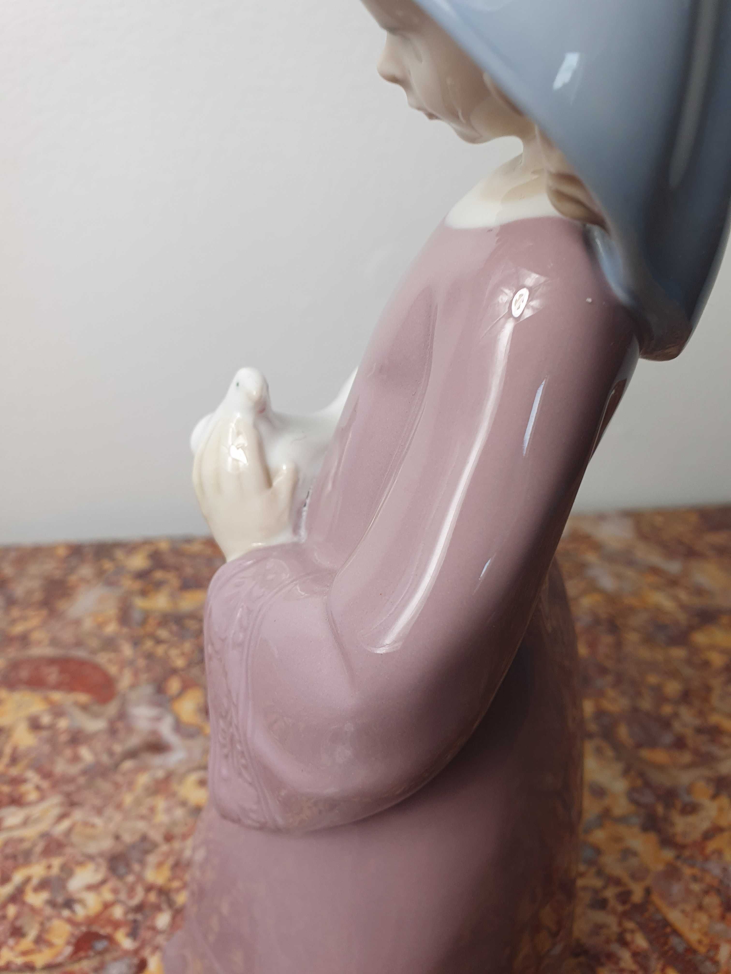 Duża Figurka Nao Lladro "Dziewczyna z gołąbkiem" porcelana 27 cm