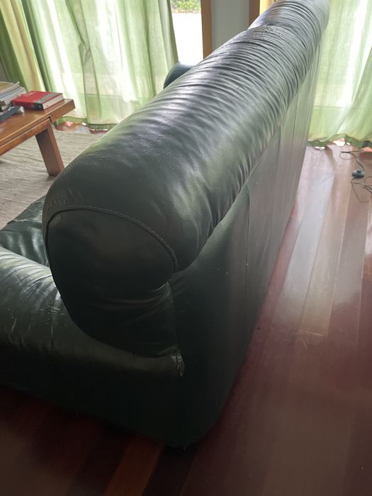 Sofa de couro verde escuro