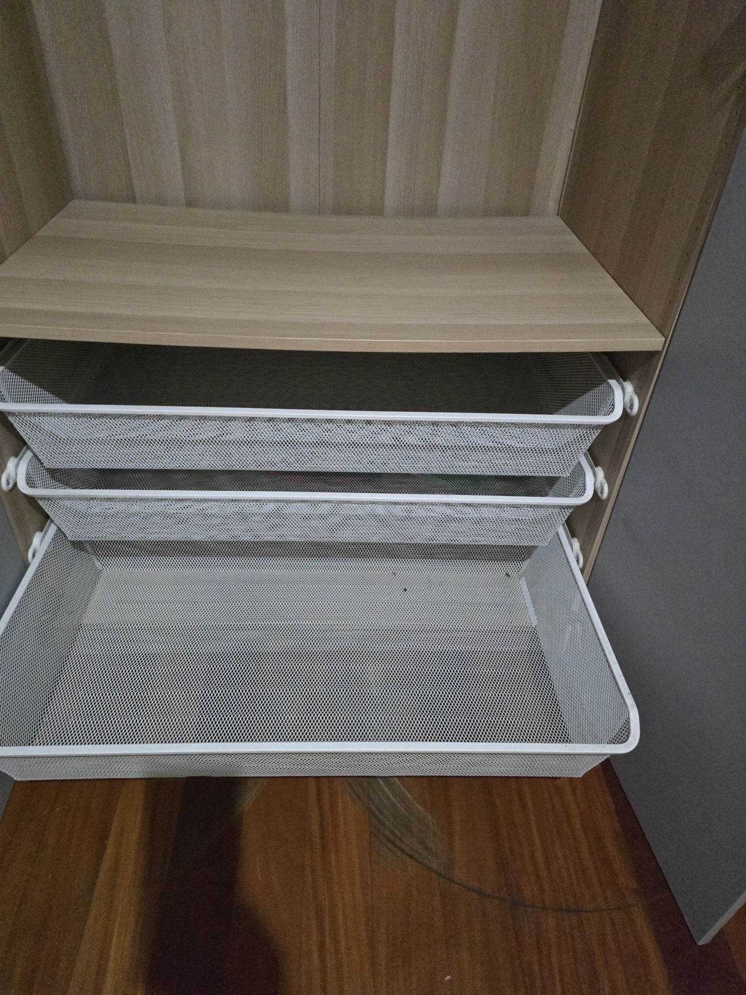 Roupeiro com portas de espelho