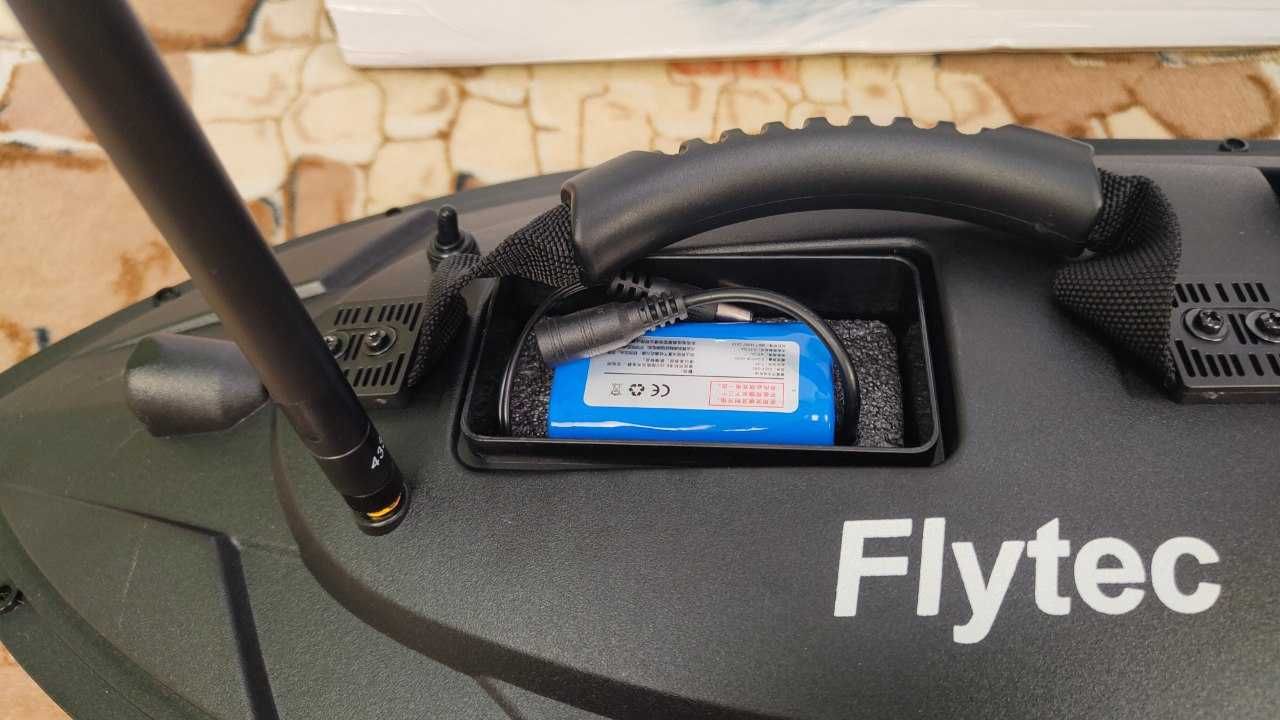 Кораблик на пульті для завозу прикормки рибалки Flytec 5200 mah