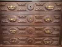 Mesa de cabeceira e cómoda com quatro gavetas