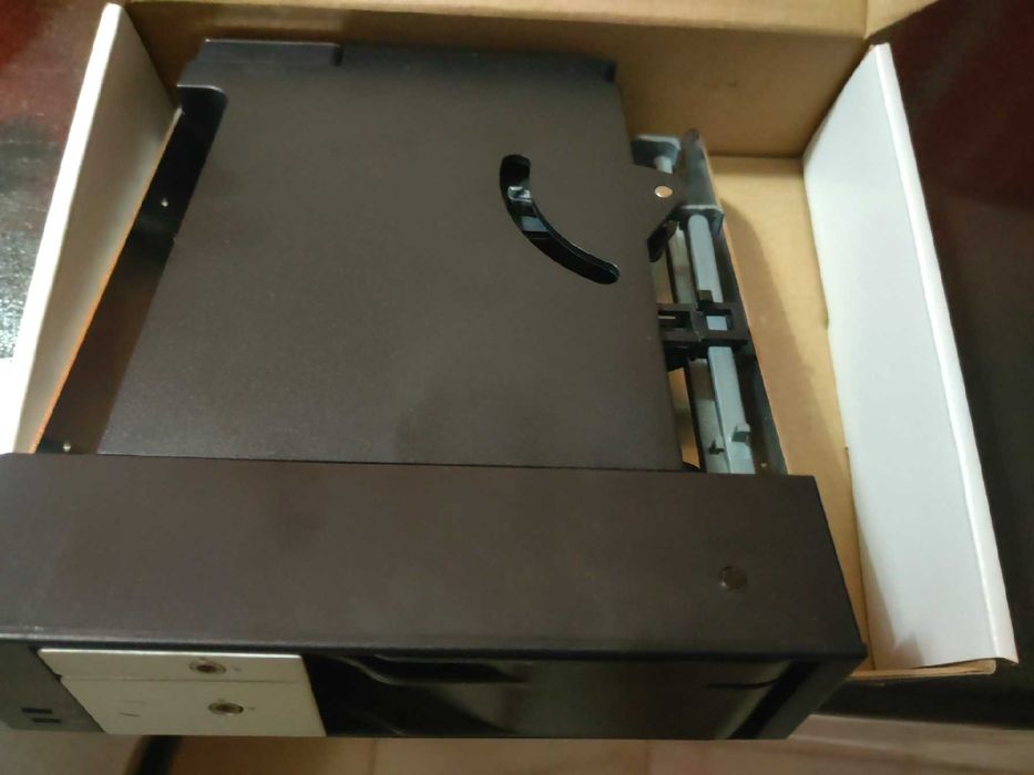 StarTech enclosure 5.25" Hot Swap Mobile Rack para discos 2.5" e 3.5"