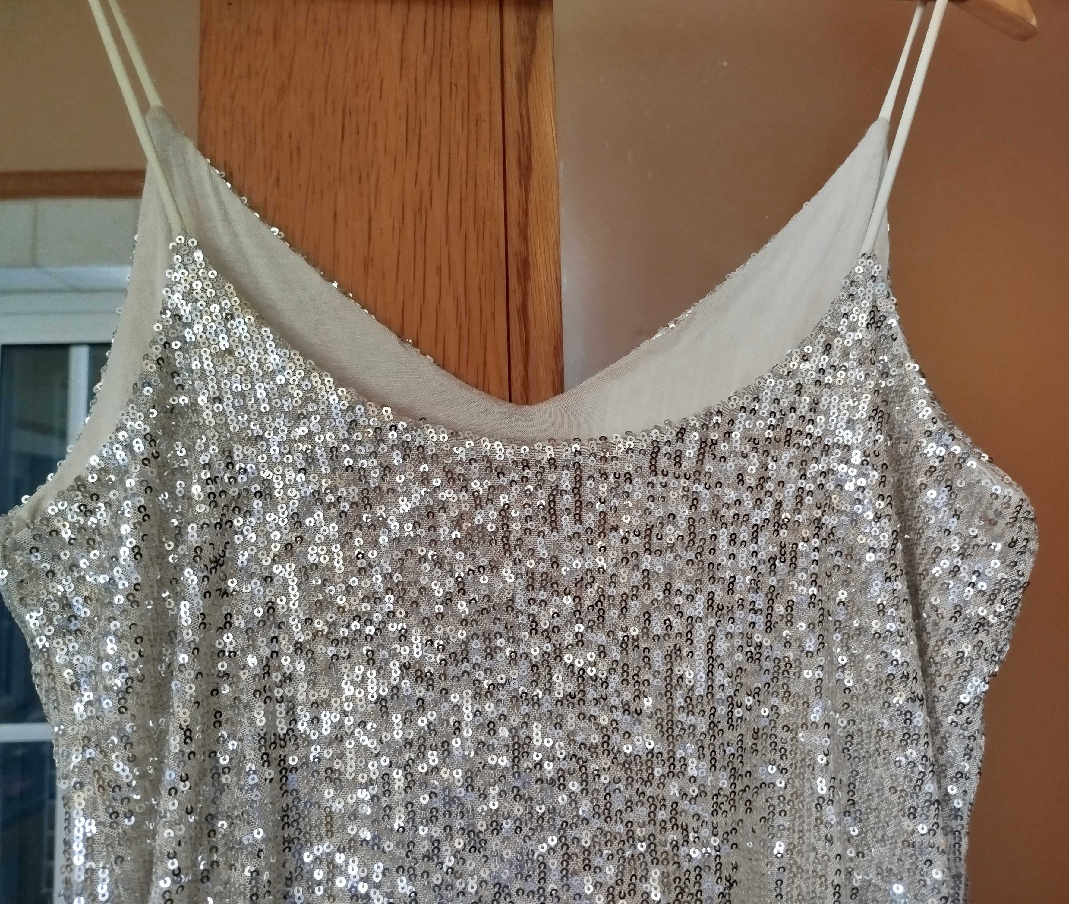 Vestido de alças, com lantejouldas prateado