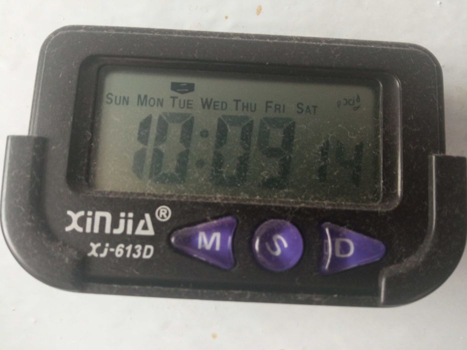 Часы автомобильные с секундомером