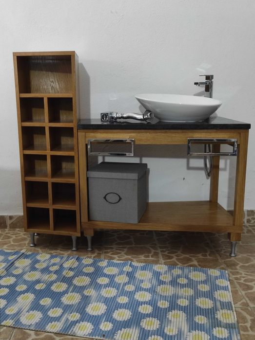 Movel de casa de banho com toalheiro e arrumação lateral